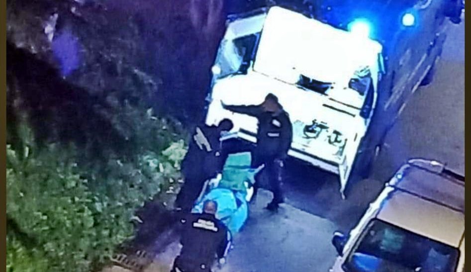 roma,-riprendono-un-cadavere-mentre-viene-caricato-sul-furgone-della-polizia-mortuaria