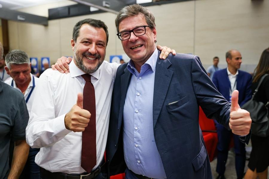 salvini-aveva-promesso-di-eliminare il-canone-rai-in-bolletta,-giorgetti-lo-difende