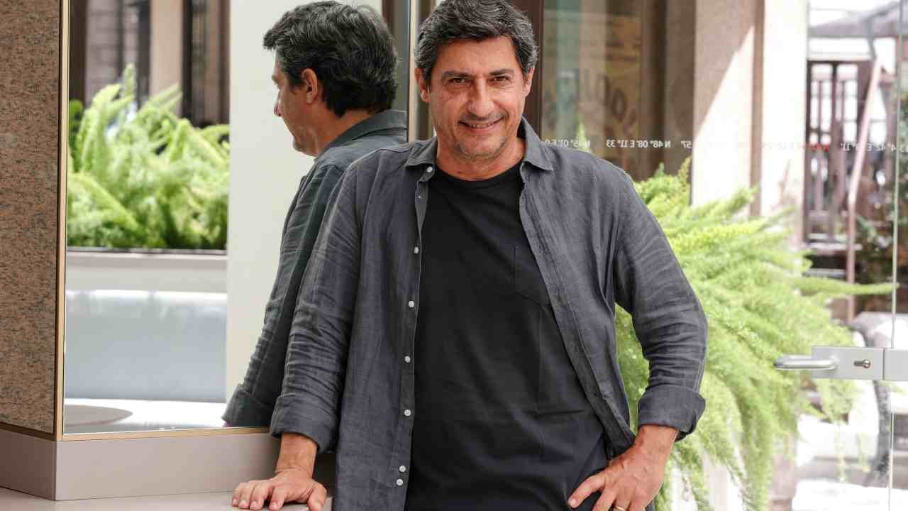 emilio-solfrizzi-e-il-dramma-del-passato:-fan-increduli-dalla-notizia-–-il-democratico-–-giornale-di-libera-informazione