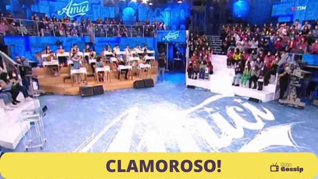 decisione-shock-ad-amici,-“provvedimenti-radicali”:-mai-accaduto-nulla-di-simile