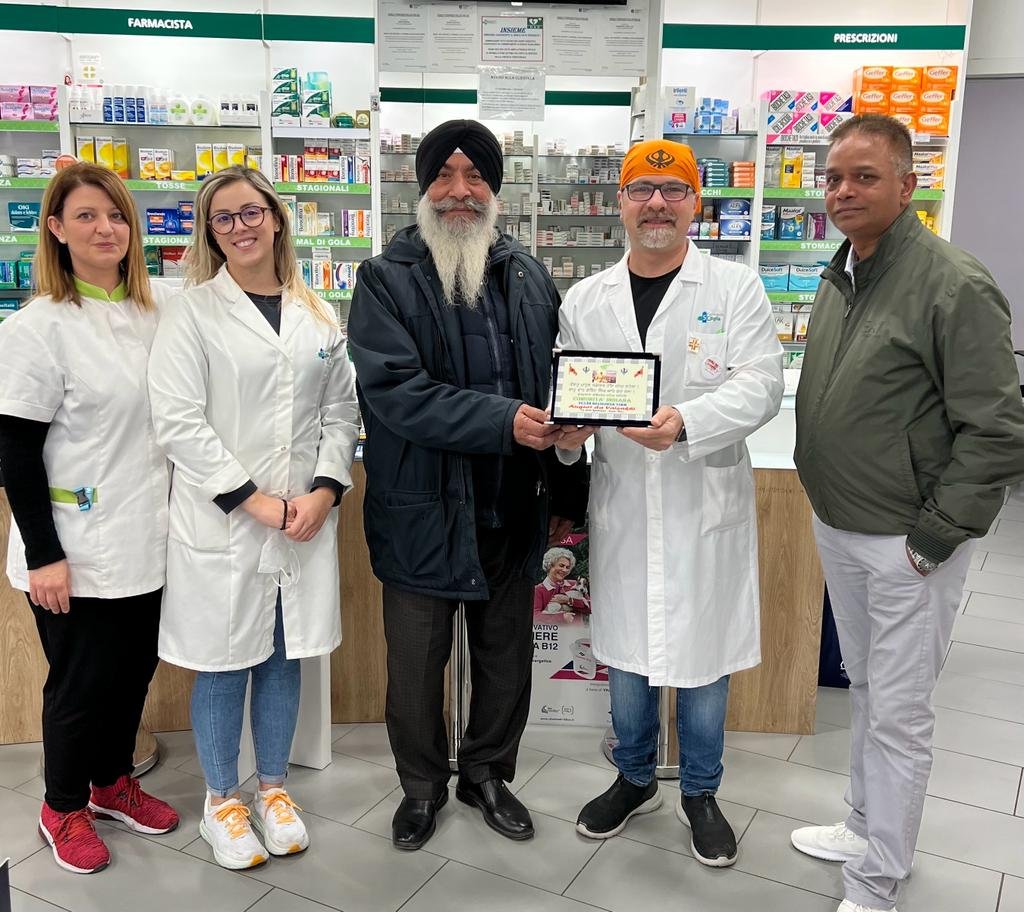 la-comunita-indiana-conferisce-un-premio-alla-farmacia-5-miglia-di-anzio