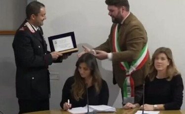 viterbo,-carabinieri.-il-sindaco-di-bassano-in-teverina-saluta-il-luogotenente-lo-giudice