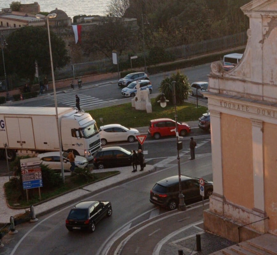 camion-fermo-15-minuti-a-nettuno-per-le-auto-in-divieto,-arrivano-i-vigili