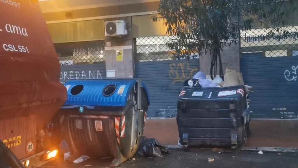(►-foto)-metodo-ama,-guarda-e-passa.-e-il-cassonetto-rimane-capovolto
