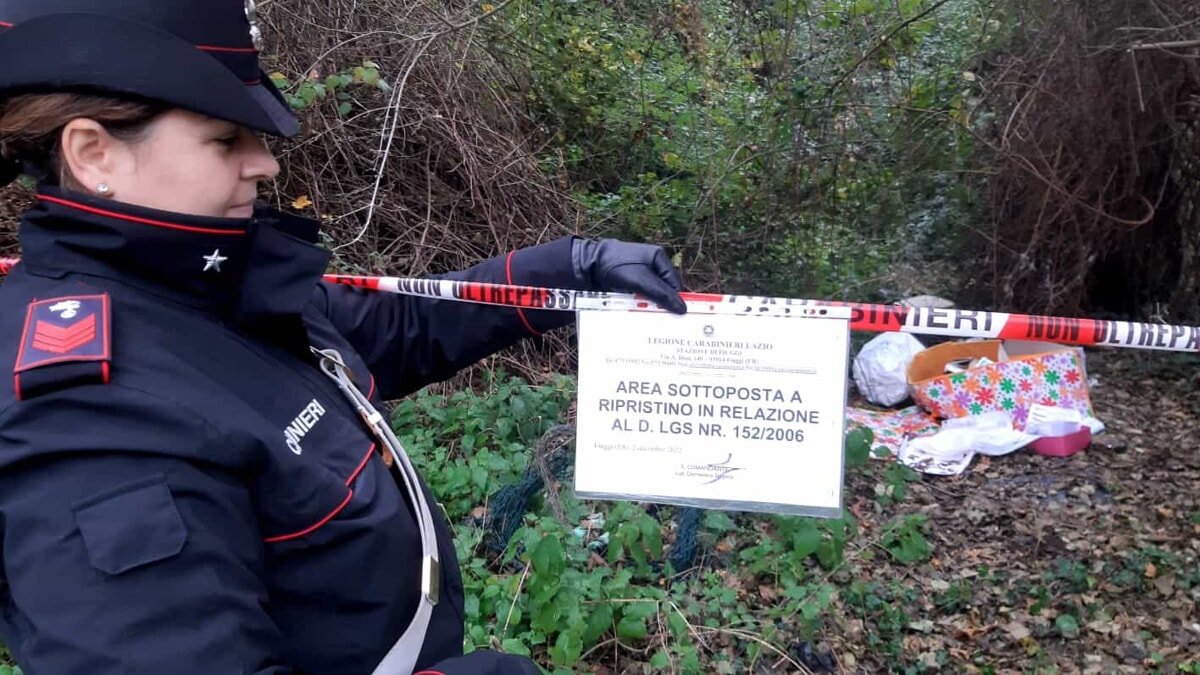 'sporcacciona'-sorpresa-a-smaltire-illecitamente-rifiuti-in-un-bosco,-multa-di-600-euro