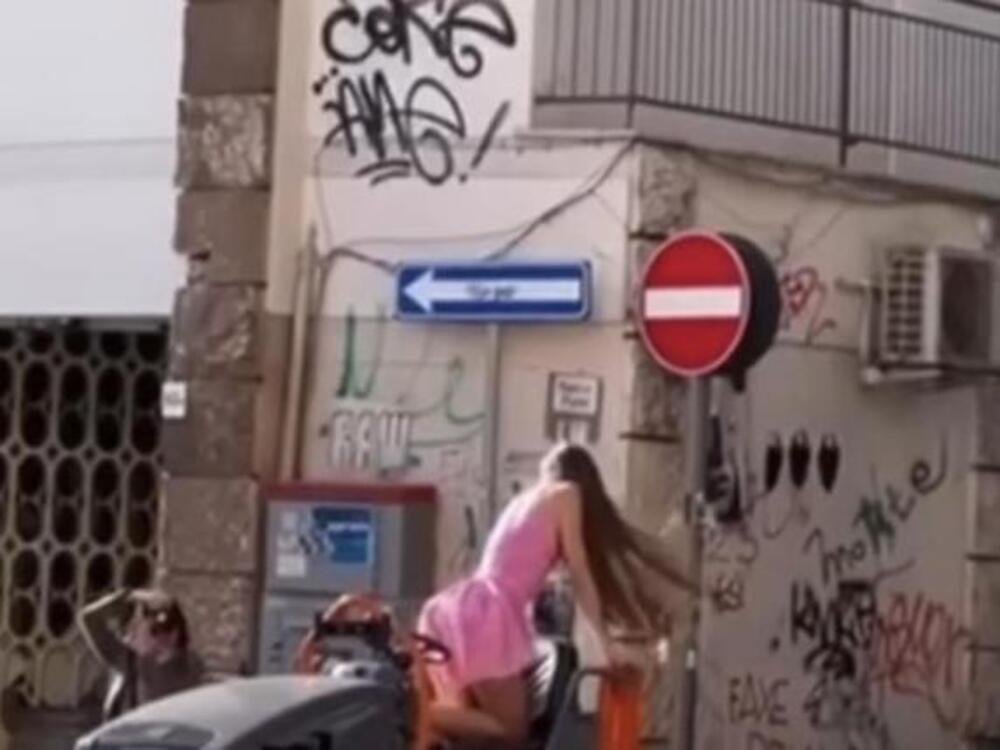 servizio-fotografico-nel-cantiere.-e-gli-operai-fermano-i-lavori-(video)