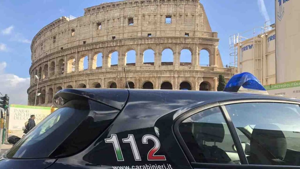 roma,-estorcevano-denaro-alle-guide-turistiche-al-colosseo:-ai-domiciliari-due-uomini