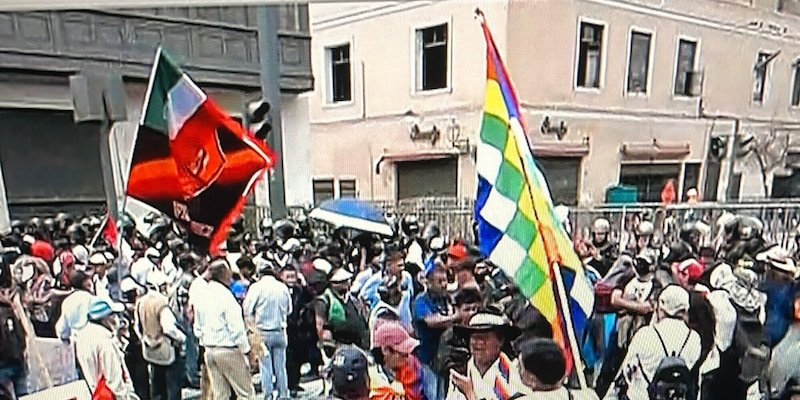 caos-politico-in-peru,-a-lima-spunta-una-bandiera-della-roma-tra-i-manifestanti