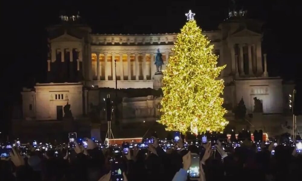roma,-in-migliaia-a-piazza-venezia-per-l’accensione-dell’albero-di-natale:-spelacchio-si-illumina a festa
