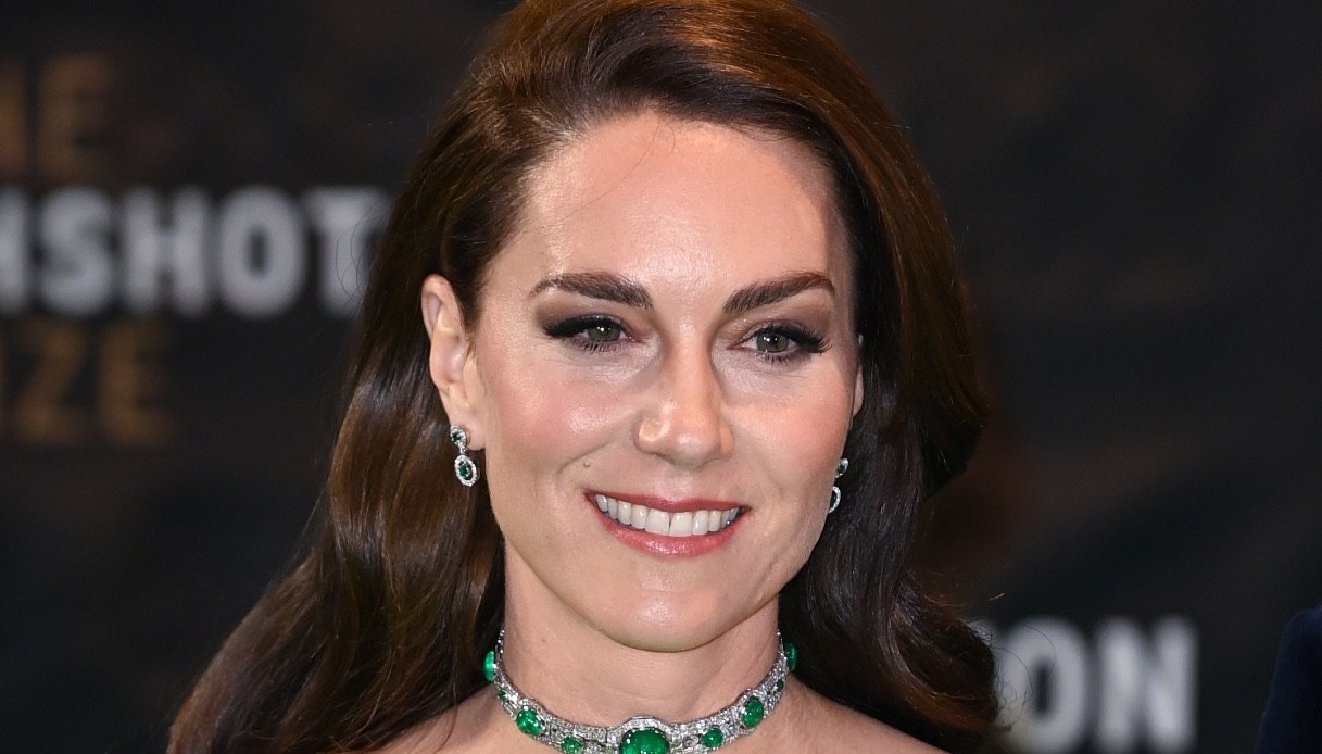 kate-middleton:-il-suo-abito-rosso-di-paillettes-(riciclato)-e-perfetto-per-natale