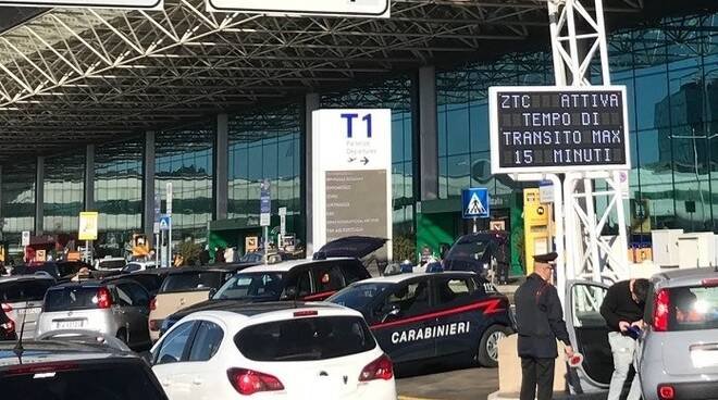 fiumicino,-tentano-di-rubare-al-duty-free-dell’aeroporto:-nei-guai-due-turisti