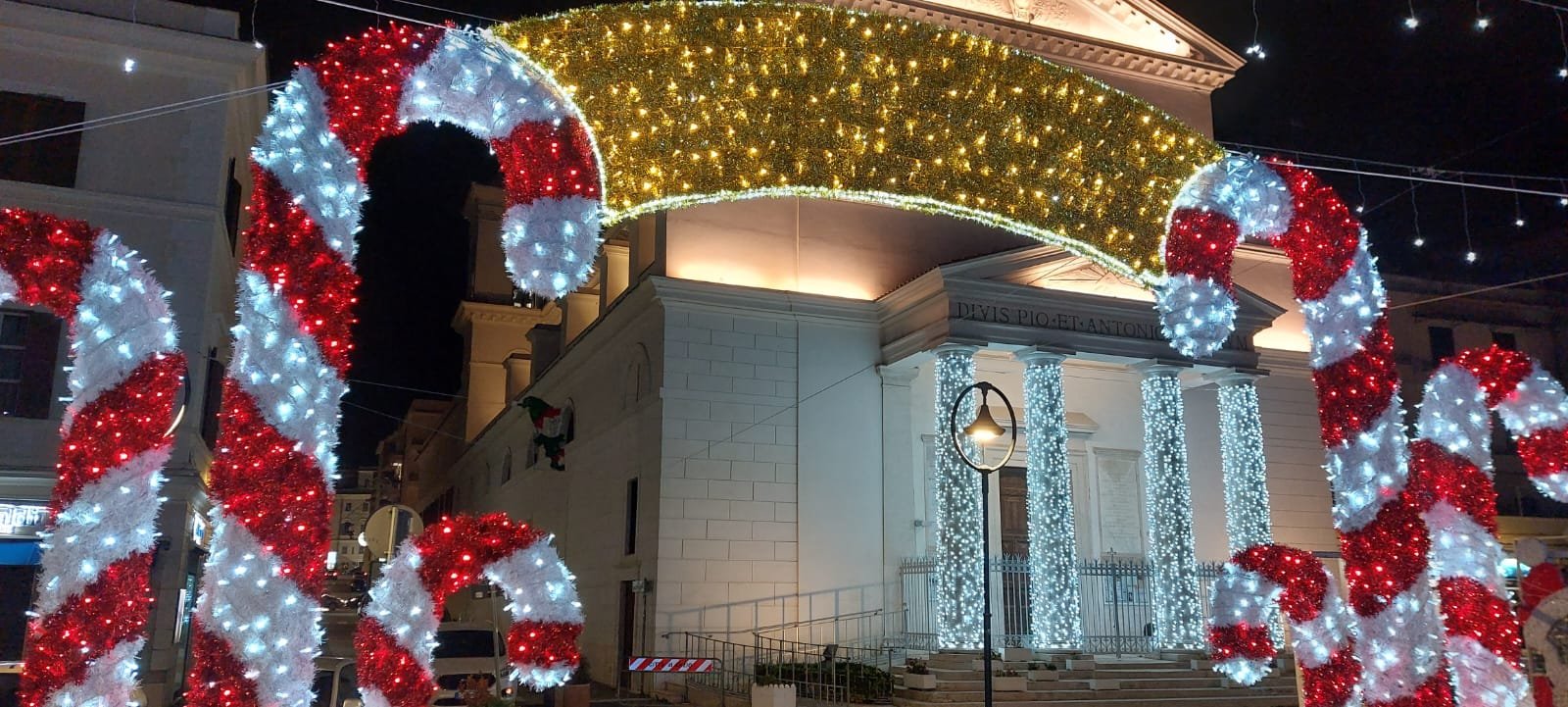 illuminazione-artistica-in-centro-e-a-lavinio,-si-accende-il-natale-di-anzio