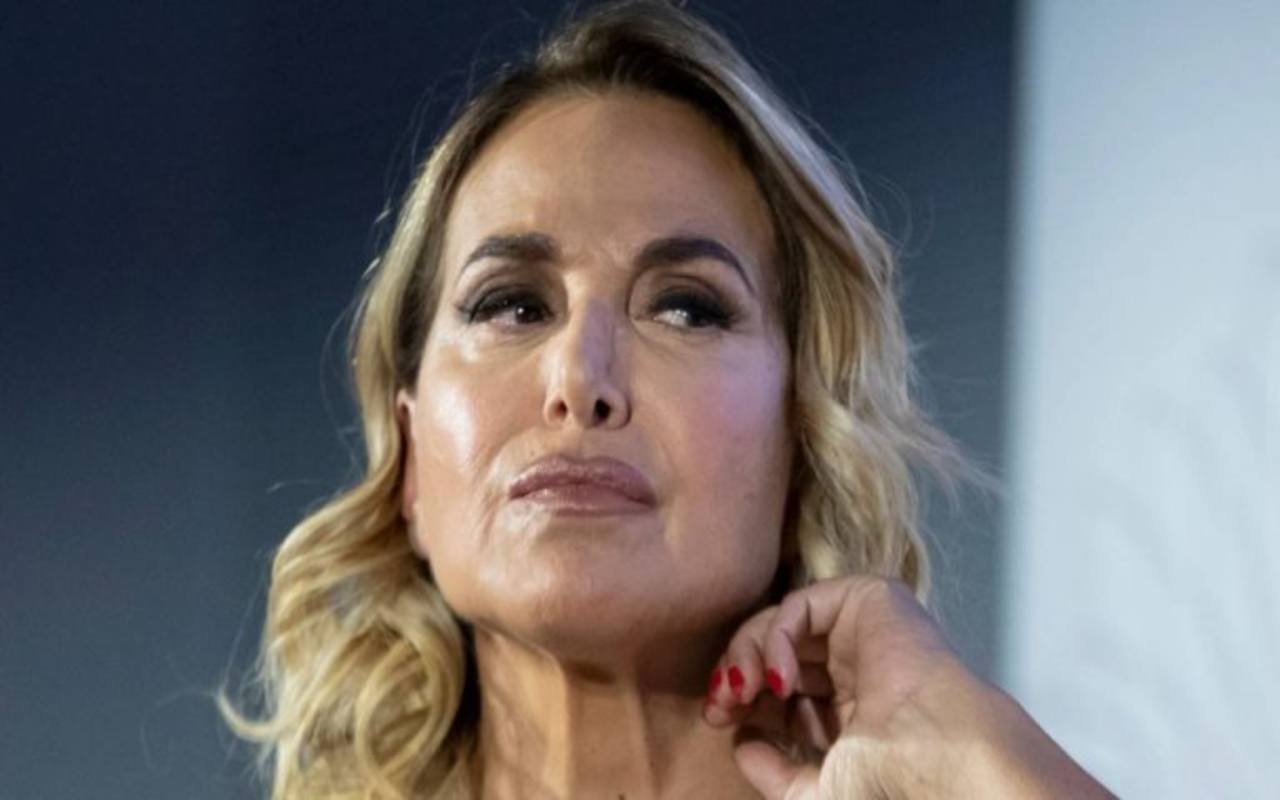barbara-d'urso-e-le-polemiche-che-riguardano-il-cantante:-“non-intervengo”-–-il-democratico-–-giornale-di-libera-informazione