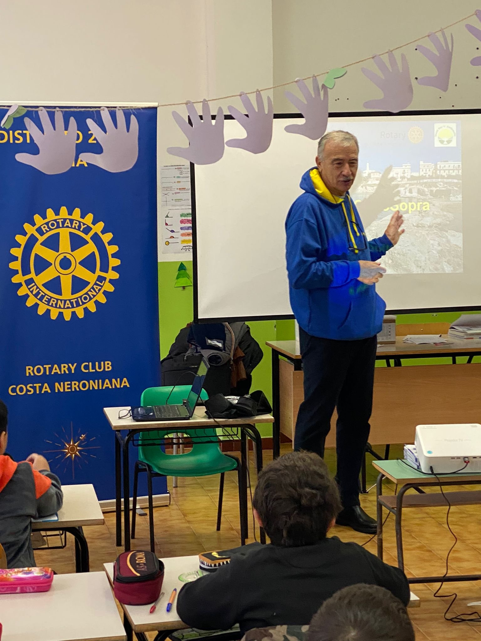 il-mare-sottosopra,-il-rotary-club-costa-neroniana-a-confronto-con-la-scuola