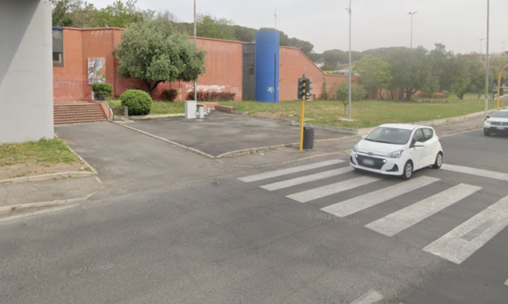 roma:-passa-con-il-rosso-e-travolge-due-persone-sulle-strisce,-poi-fa-marcia-indietro-e-investe-un-uomo