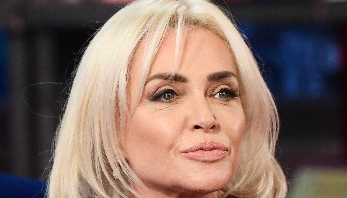 a-“ballando-con-le-stelle”-come-sosia-di-madonna:-paola-barale-si-ritira-per-infortunio
