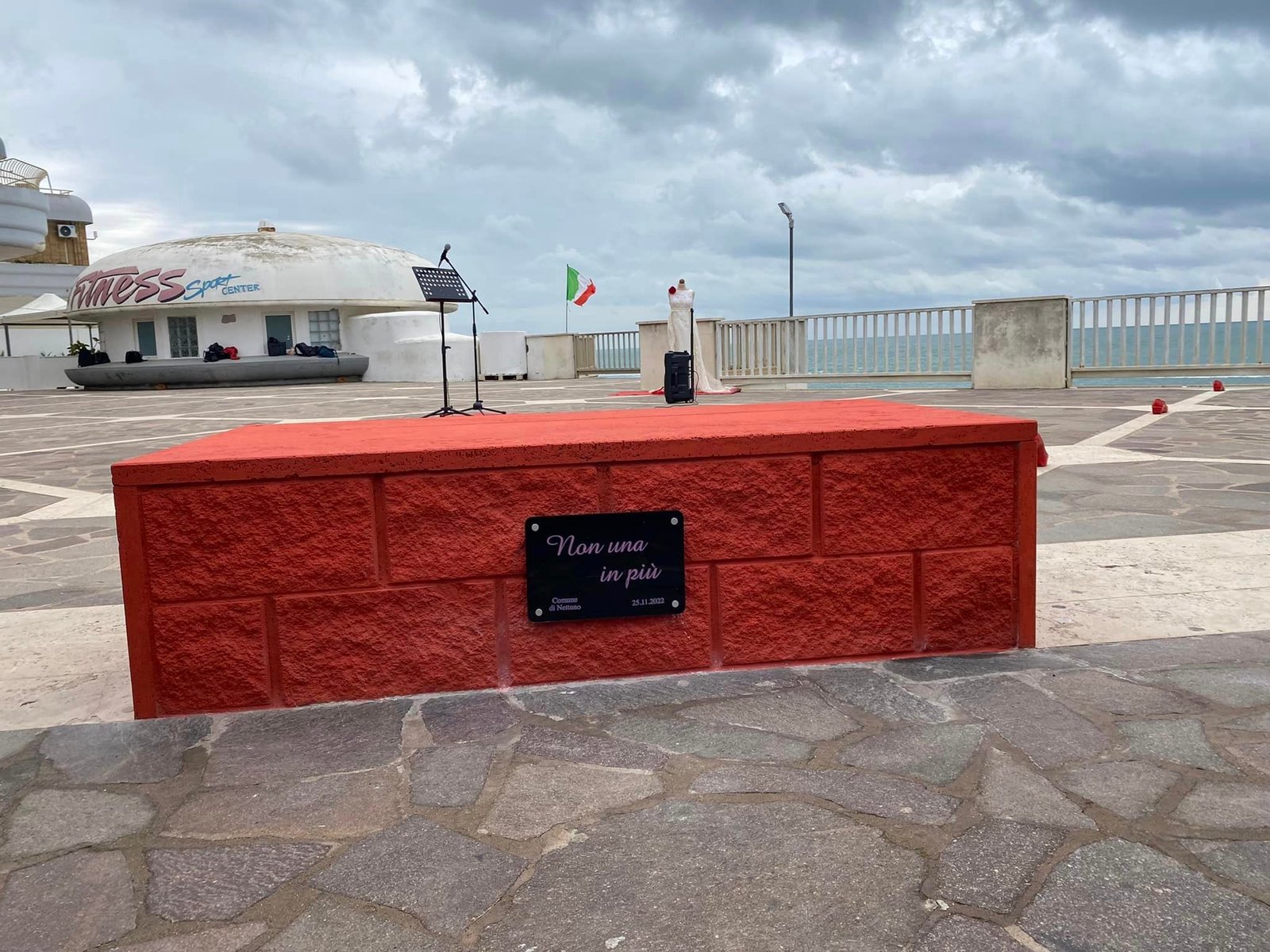 vandalizzata-a-nettuno-la-panchina-antiviolenza,-le-scarpe-rosse-in-spiaggia