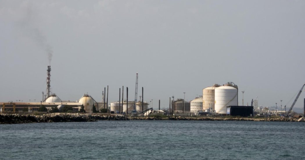 repubblica:-“finanziamenti-dall'asia-per-la-lukoil-di-priolo,-cosi-la-raffineria-puo-operare-nel-rispetto-delle-sanzioni”-–-il-fatto-quotidiano