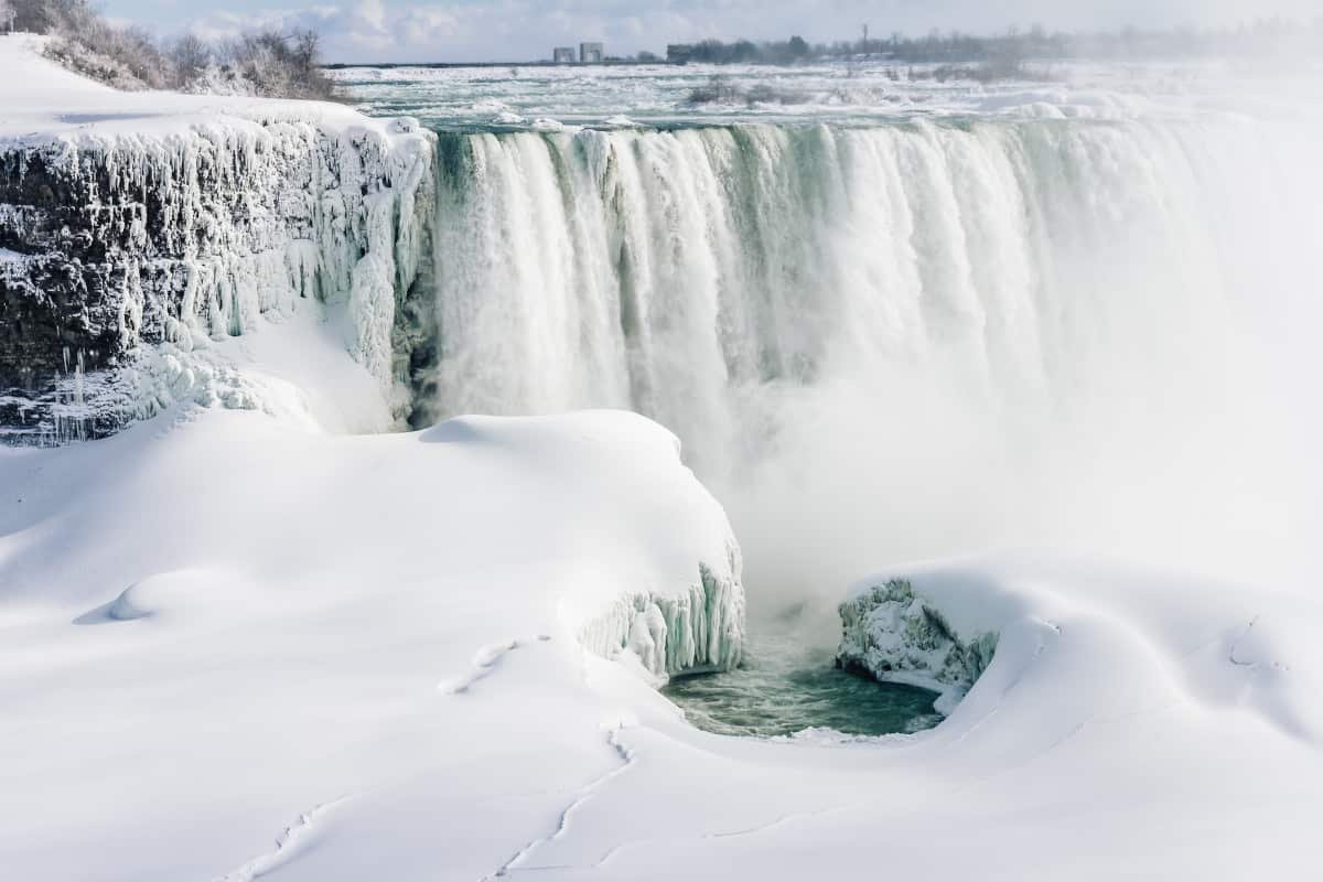 lo-spettacolo-delle-cascate-del-niagara-in-inverno