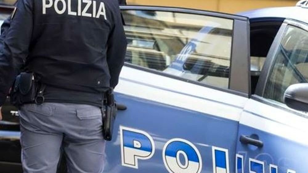 aggredisce-e-picchia-madre-e-sorelle-che-scappano-da-un-vicino,-poi-si-scaglia-contro-la-polizia