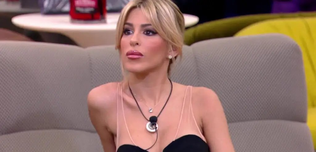 gf-vip-7,-oriana-smaschera-gli-autori:-“mi-hanno-chiesto-di-baciare-tutti,-e-tutto-organizzato”