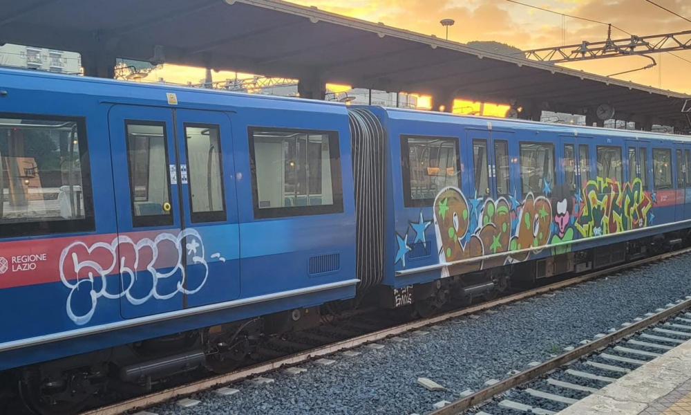 roma,-writers-in-azione-nella-notte:-vandalizzato-un-treno-della-metromare.-cotral-lo-ripulisce-in-tempi-record