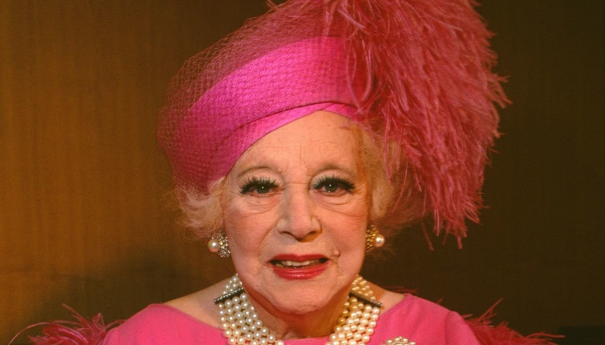 barbara-cartland,-la-donna-in-rosa-che-divenne-la-nonna-di-lady-diana