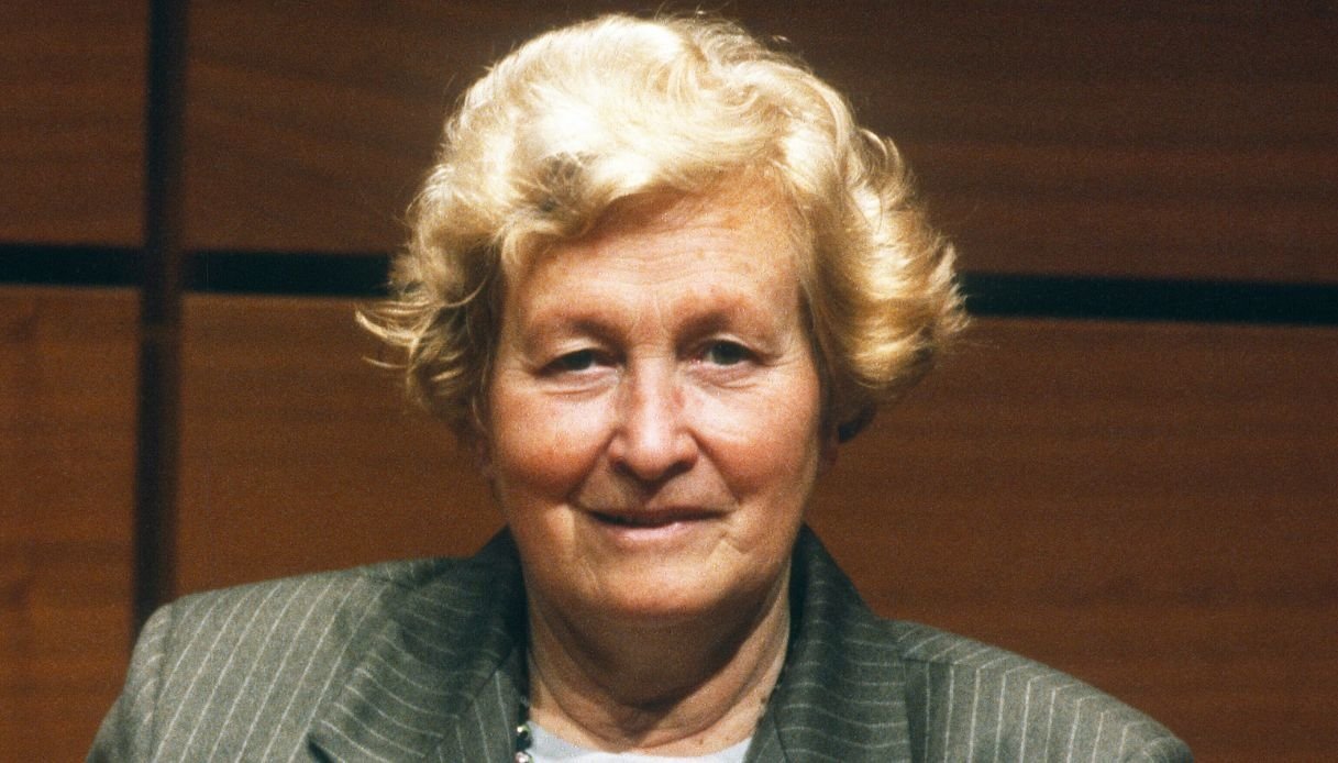 tina-anselmi,-biografia-della-prima-donna-ministro-in-italia