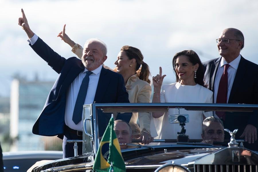 lula-si-insedia-mentre-bolsonaro-trova-rifugio-in-florida