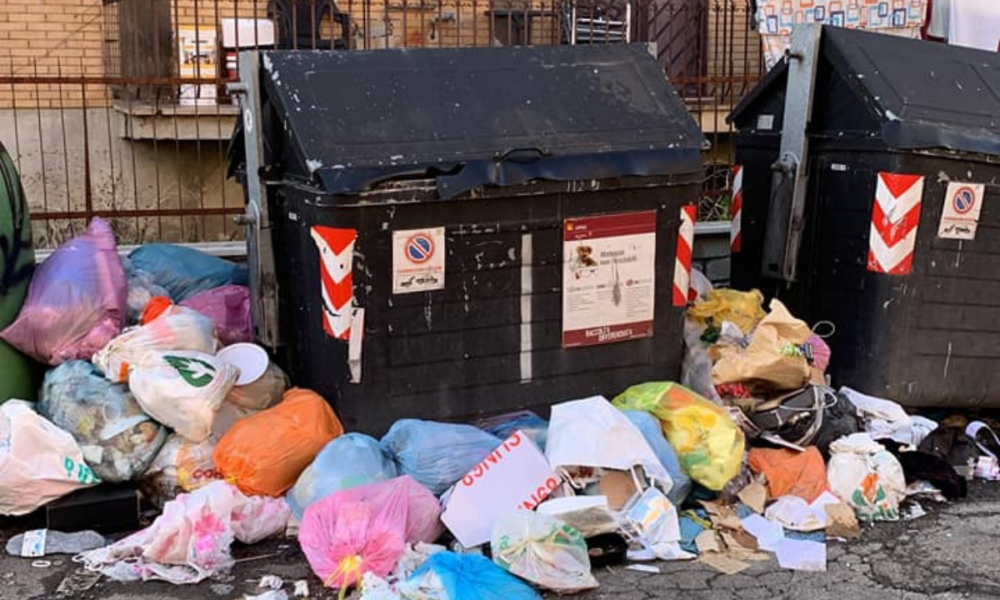 roma,-emergenza-rifiuti-a-torre-angela:-case-invase-dalla-spazzatura