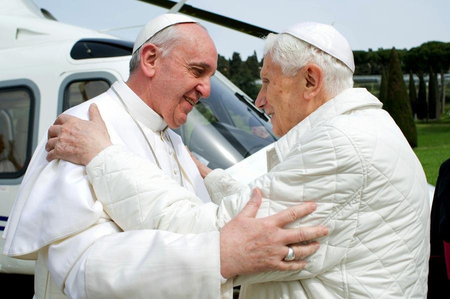 la-morte-di-ratzinger-mette-bergoglio-davanti-a-un-bivio