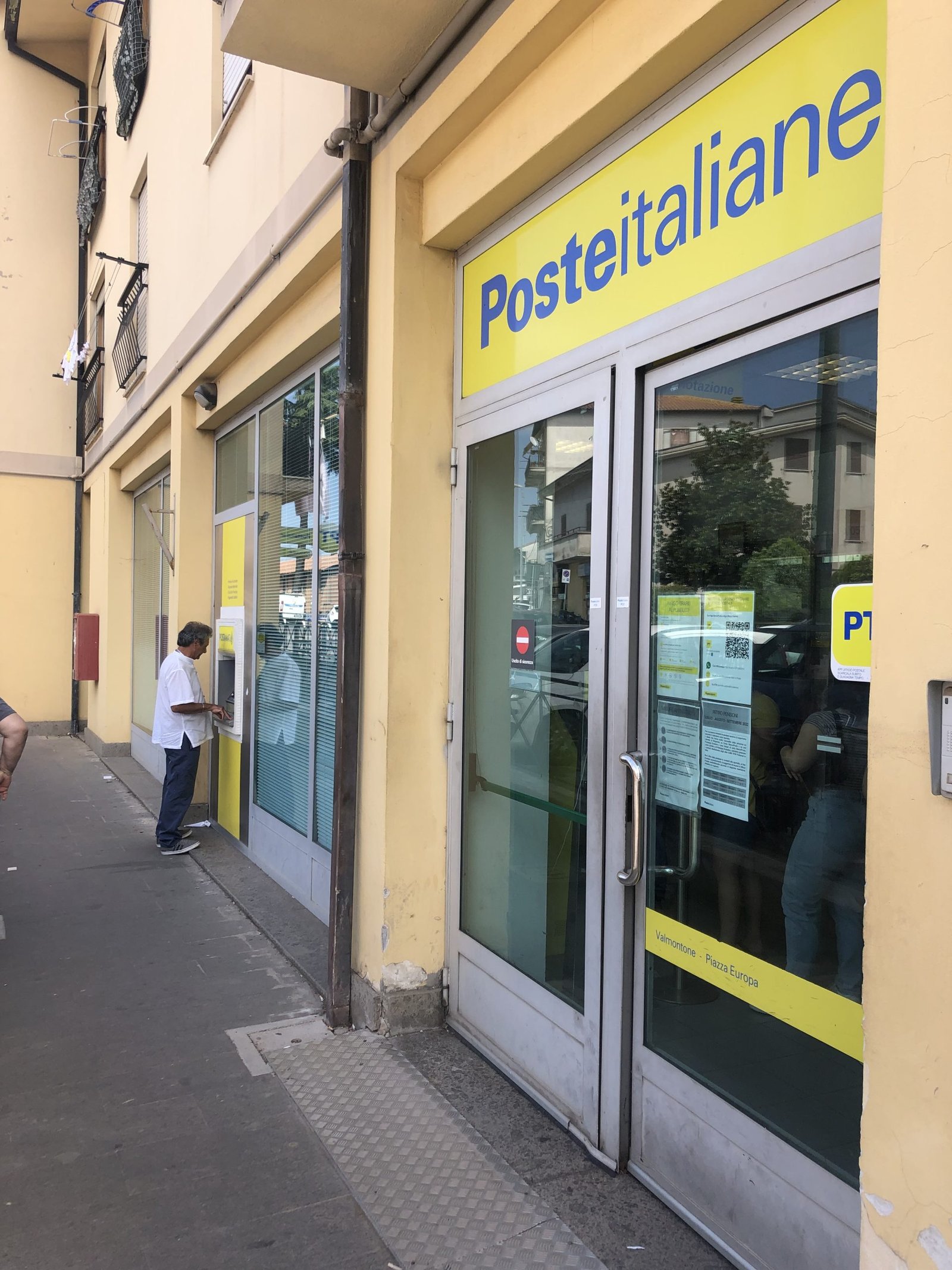 poste-italiane:-valmontone,-ha-riaperto-oggi-completamente-rinnovato-nella-sua-sede-storica-l’ufficio-postale-di-piazza-europa