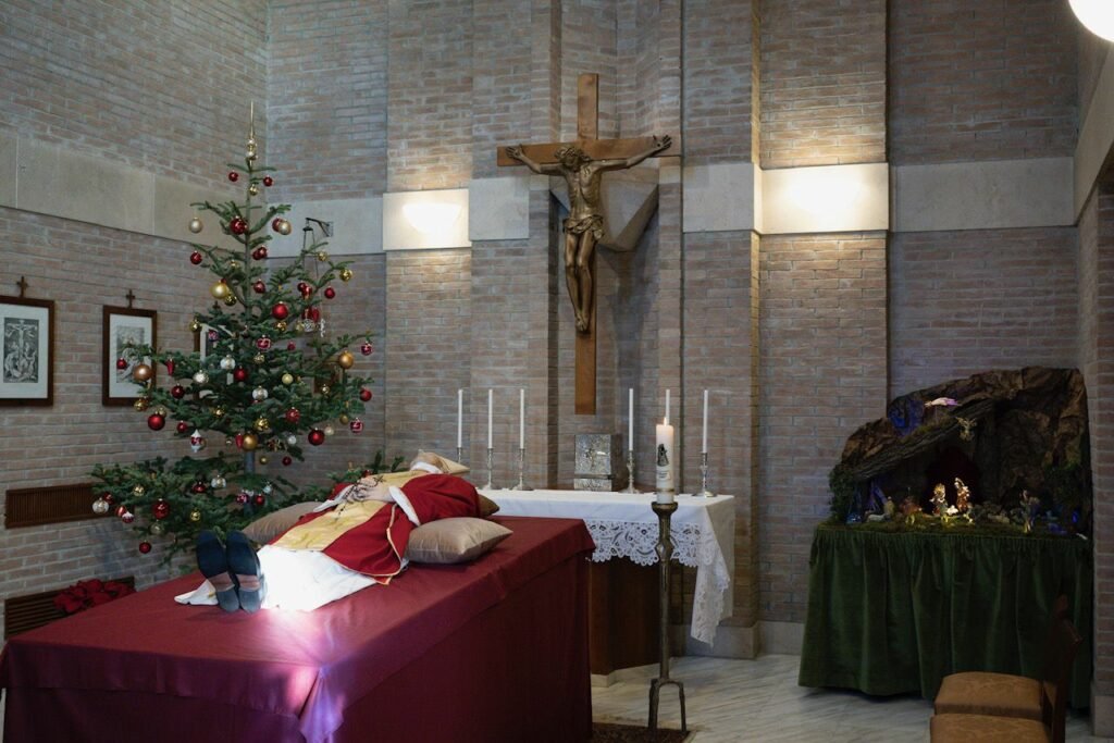 benedetto-xvi,-la-salma-a-san-pietro.-mattarella-e-meloni-rendono-omaggio-al-feretro