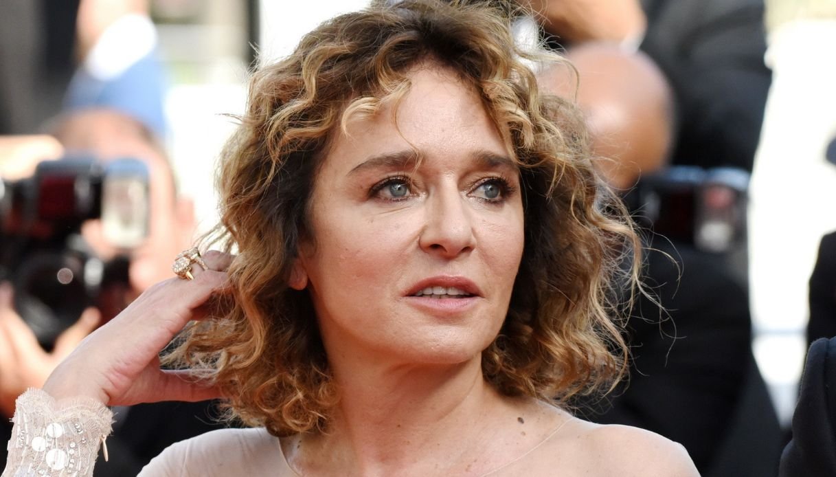 “la-vita-bugiarda-degli-adulti”,-valeria-golino-irriconoscibile:-“sono-una-donna-sbagliata”
