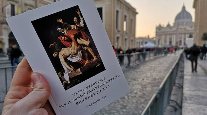 benedetto-xvi,-e-il-giorno-dei-funerali:-la-chiesa-si-ferma-in-preghiera