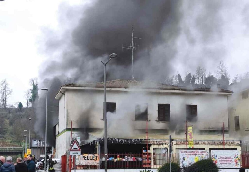 (►-video)-incendio-valmontone,-a-fuoco-cartoleria:-negozio-distrutto-e-fumi-tossici