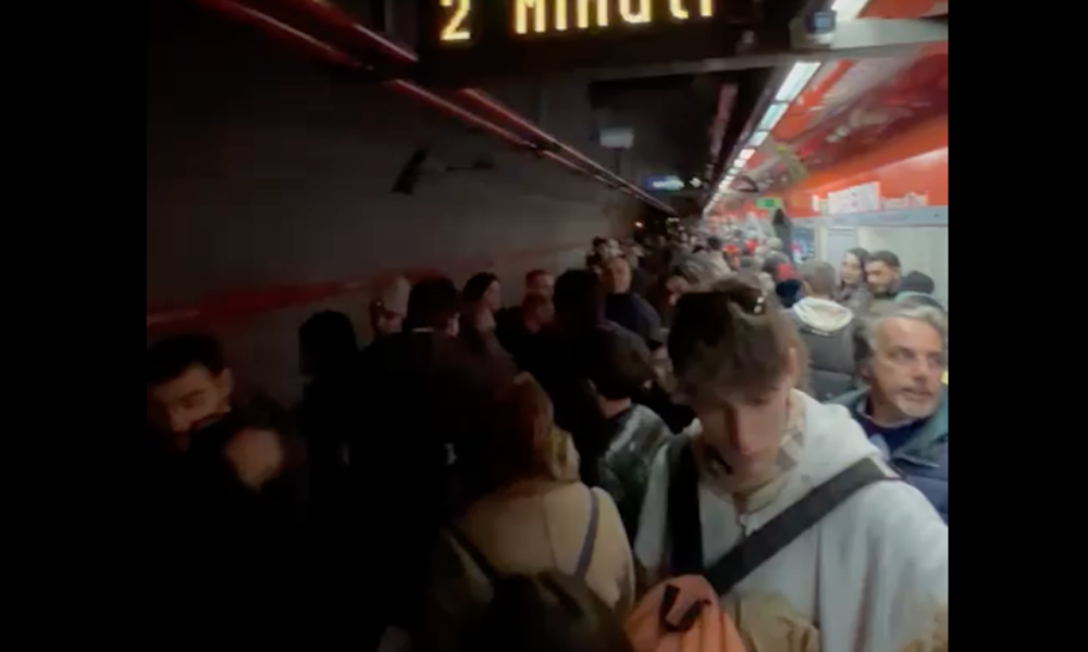 roma,-metro-a-prese-d’assalto:-passeggeri-stipati,-chiusa-fermata-spagna,-accessi-contingentati-a-flaminio-e-berberini-(video)