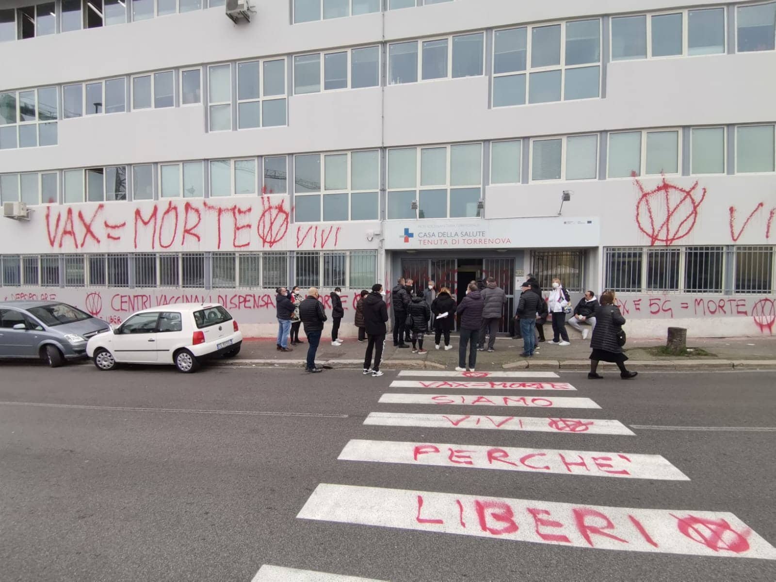 assalto-no-vax-a-roma,-imbrattata-tutta-la-facciata-della-casa-della-salute