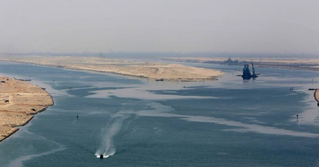 egitto,-nave-cargo-si-incaglia-nel-canale-di-suez:-trasporta-oltre-65mila-tonnellate-di-mais-–-il-fatto-quotidiano