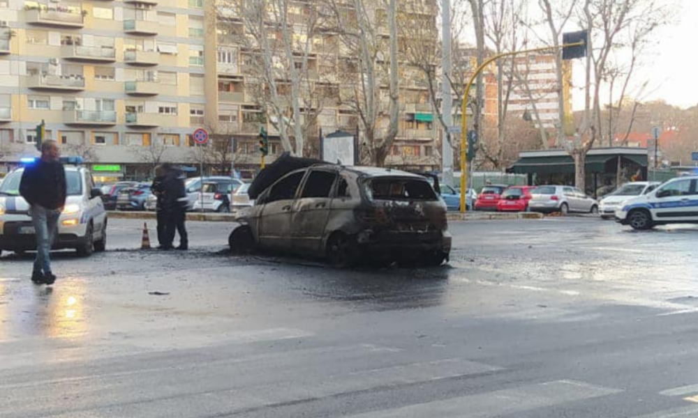 roma,-prende-fuoco-l’auto-mentre-percorre-viale-marconi