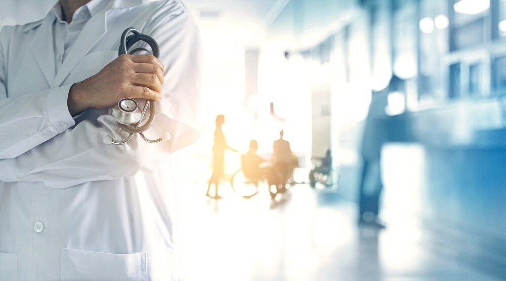 medico-balla-e-si-filma-in-sala-operatoria-con-la-paziente-addormentata.-e-gia-sotto-accusa-per-omicidio-colposo