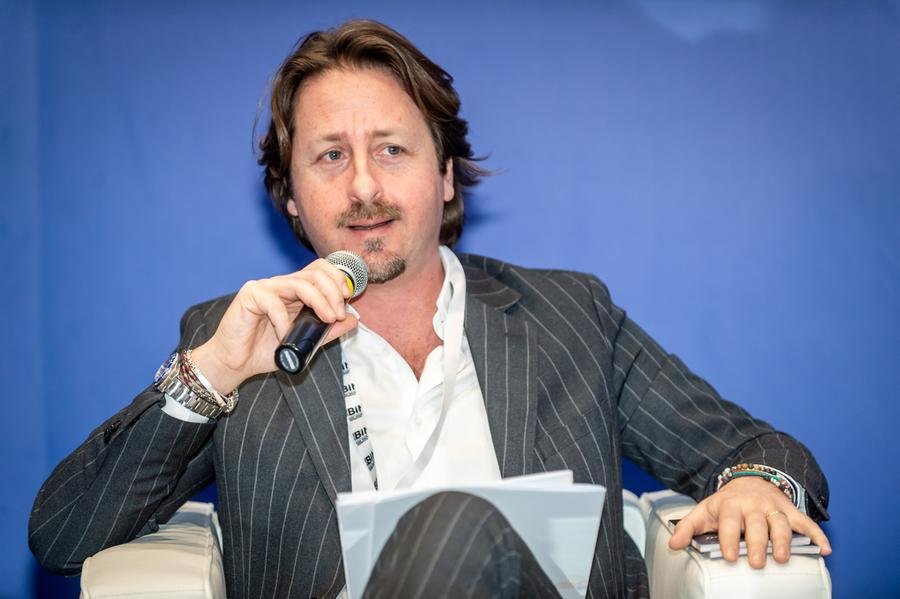 le-trasferte-da-6mila-euro-a-cannes-e-l’affare-lussemburgo-che-imbarazza-il-deputato-di-meloni