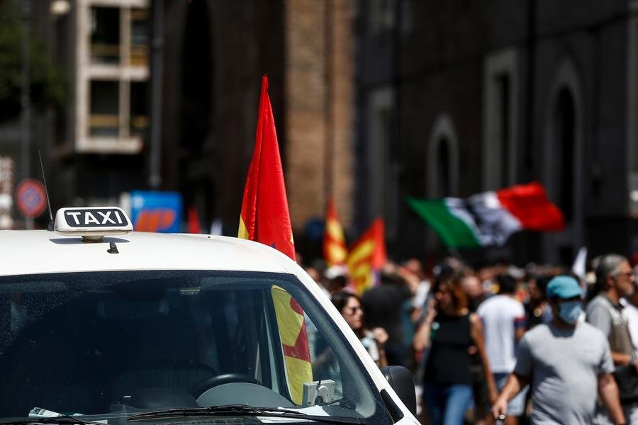 pos-e-benzina,-la-retromarcia-dei-taxi-delusi-dalle-prime-mosse-di-meloni