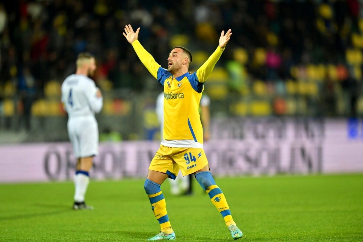la-capolista-non-perdona:-il-frosinone-batte-2-1-il-modena-e-scappa-in-classifica.-le-pagelle
