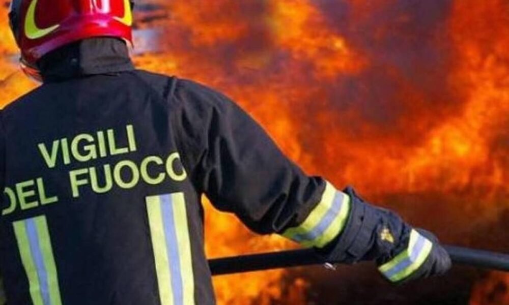roma,-devastante-incendio-in-una-carrozzeria-di-automobili:-nube-di-fumo-nero-visibile-nel-quartiere