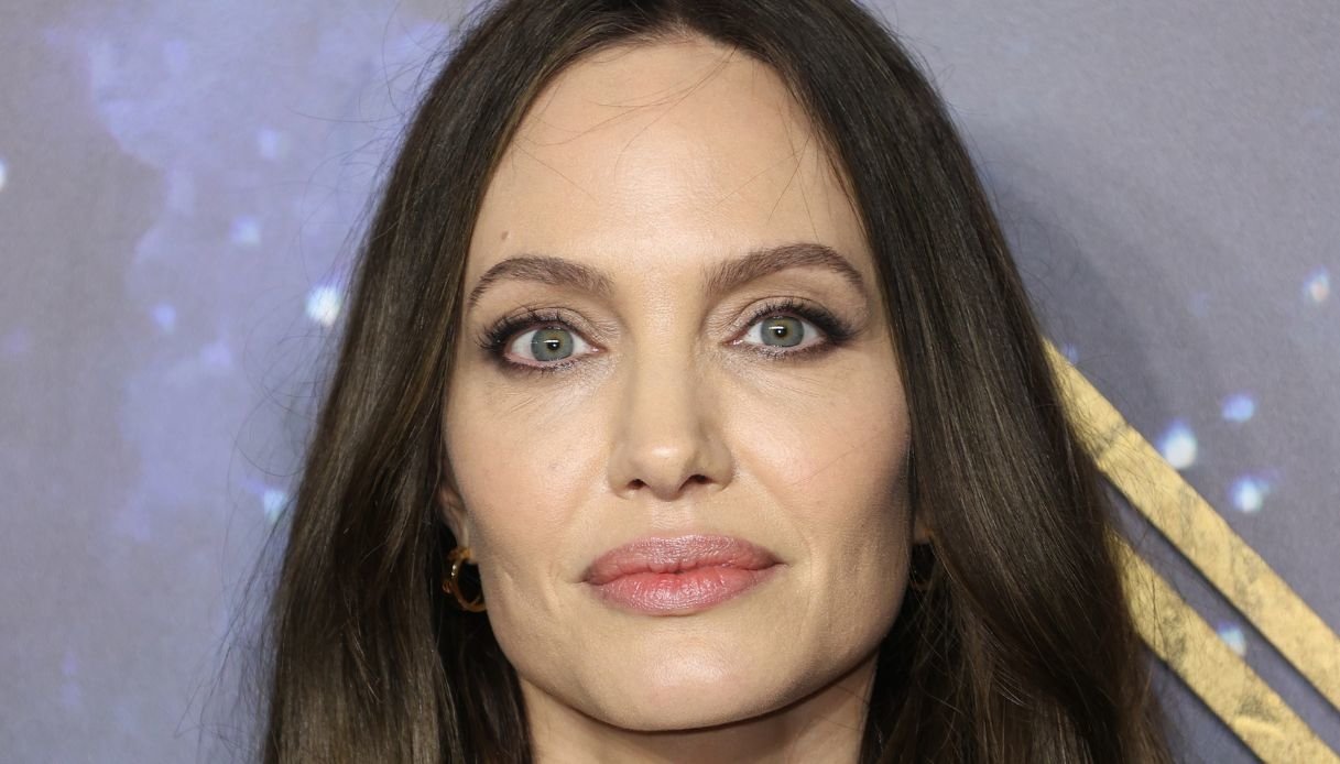 angelina-jolie,-le-sue-labbra-sono-perfette.-le-protegge-con-un-balsamo-che-costa-meno-di-10-euro