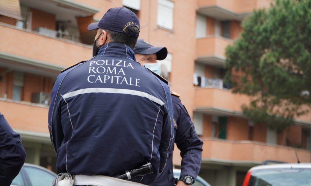 roma,-presa-a-schiaffi-in-strada,-le-urla-della-donna-e-l’intervento-degli-agenti:-“mi-ha-rubato-il-cellulare”