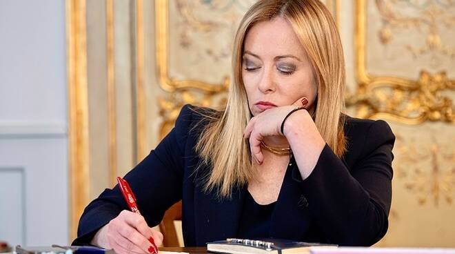 migranti,-meloni-telefona-a-macron:-“servono-soluzioni-urgenti-a-livello-ue”