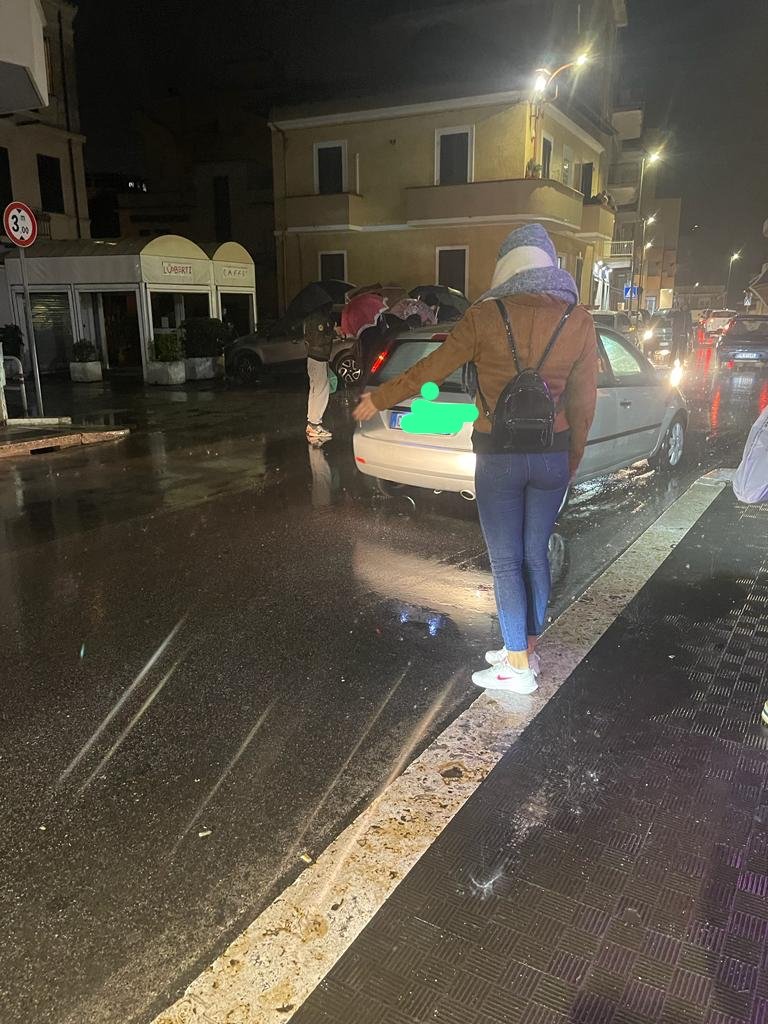 donna-investita-a-nettuno,-i-passanti-le-tengono-l’ombrello-in-attesa-dei-soccorsi