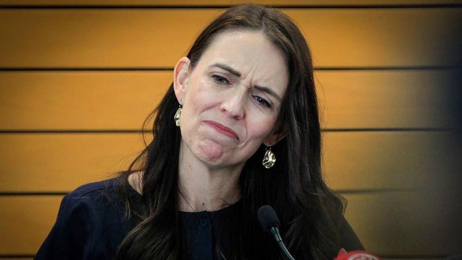 la-prima-ministra-della-nuova-zelanda-si-e-dimessa